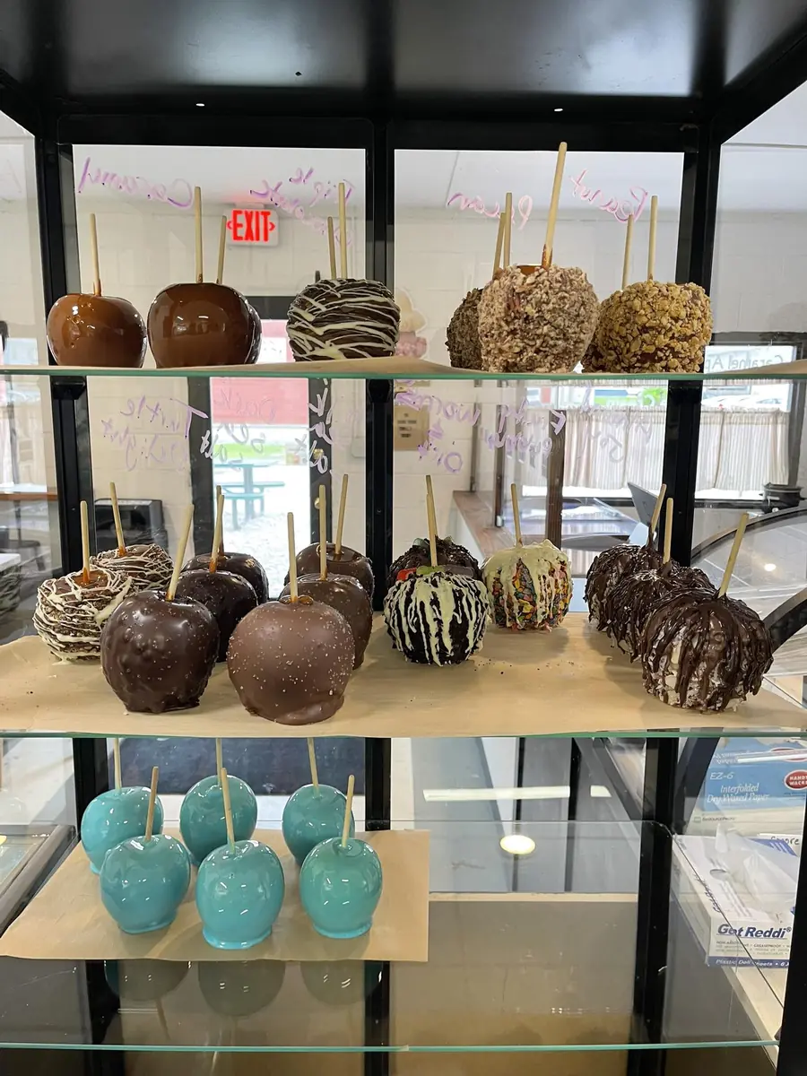 Applelicious shop shelf with caramel apples on display